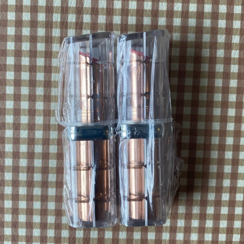 Set of 2 L'Oréal guava‎ plump lipsticks.
NEW. SEALED